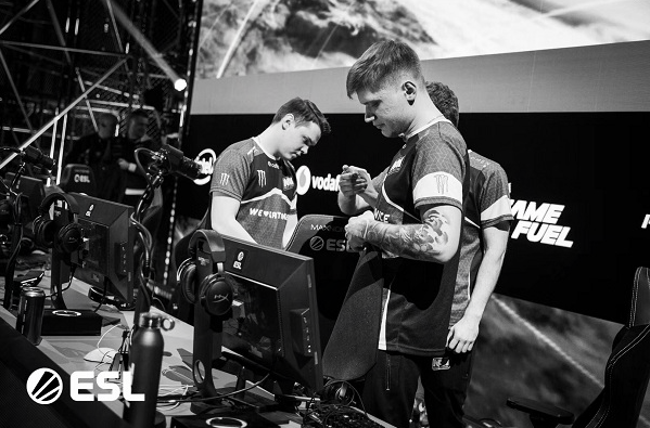 一个极具看 一个极具看