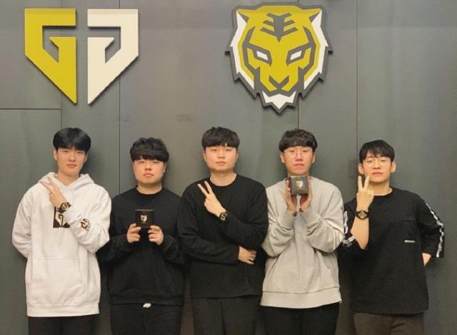 以一记头球 以一记头球